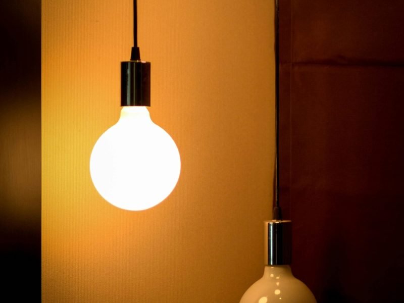 Composition of three glowing light bulbs creating a warm ambiance. Ideal for energy and design themes.